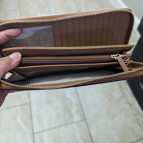 Gently use, Michael Kors Jet set Wallet - Picture 11 of 15